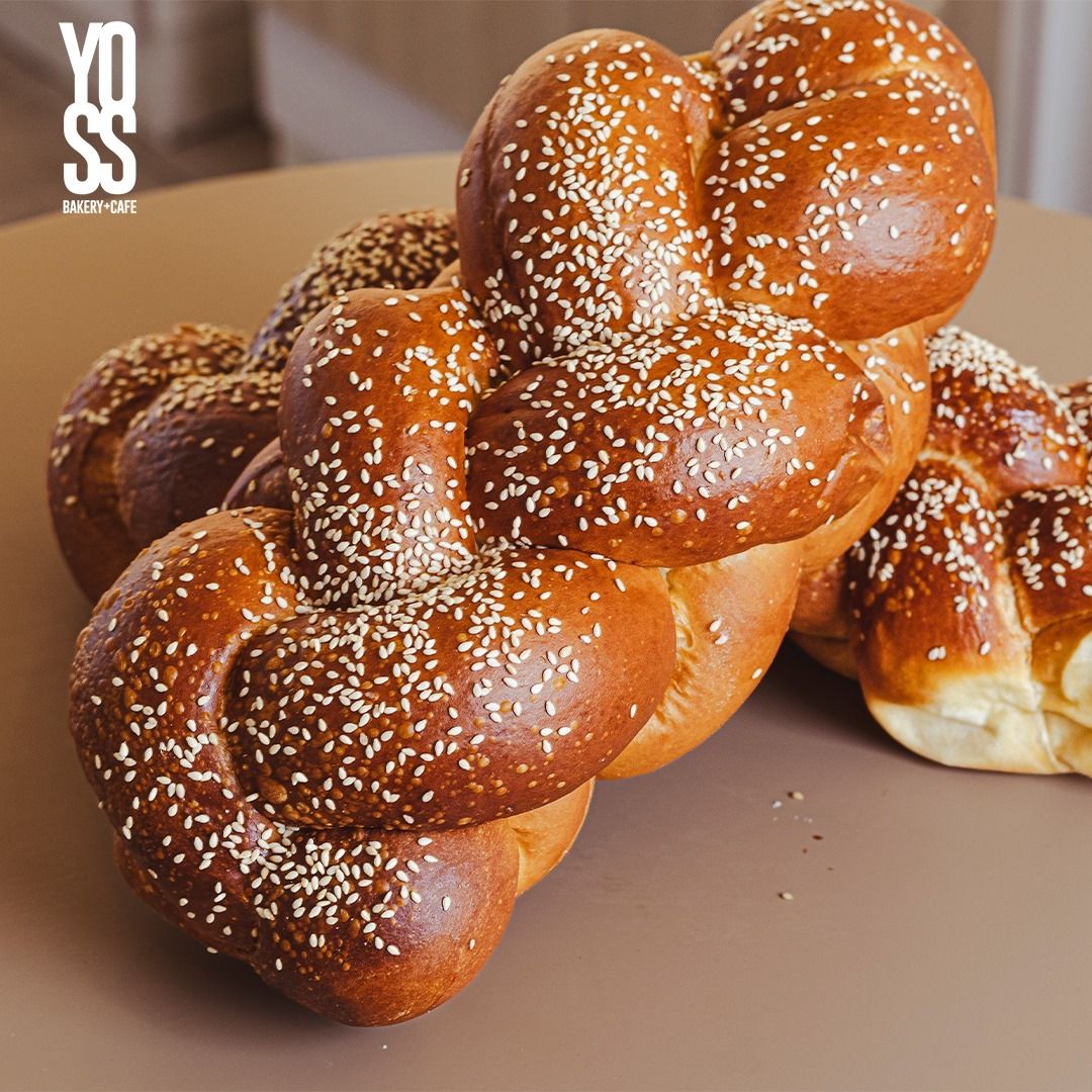 Jalá grande trenzada con ajonjolí — foto real de Yoss Bakery