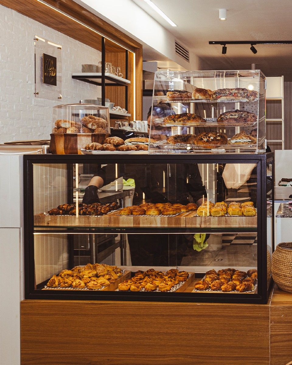 Vitrina llena de panes y repostería