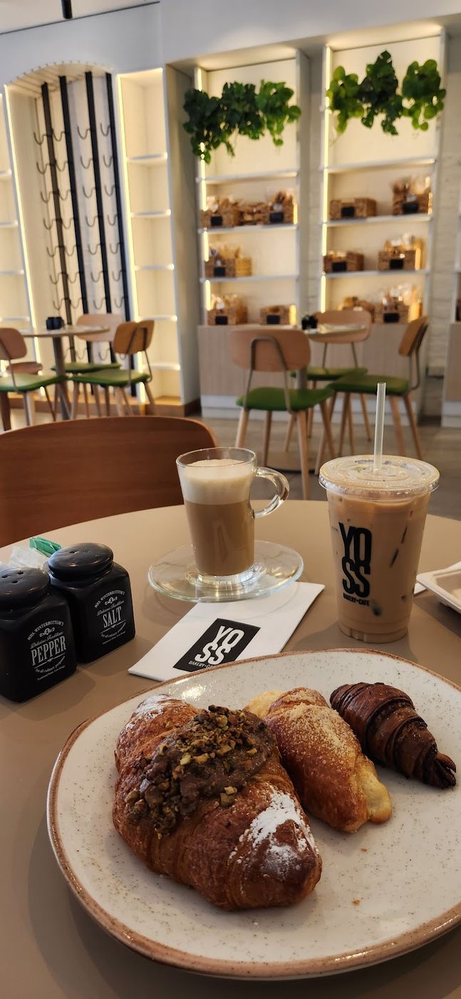 Interior del café de Yoss Bakery con bebidas de la casa